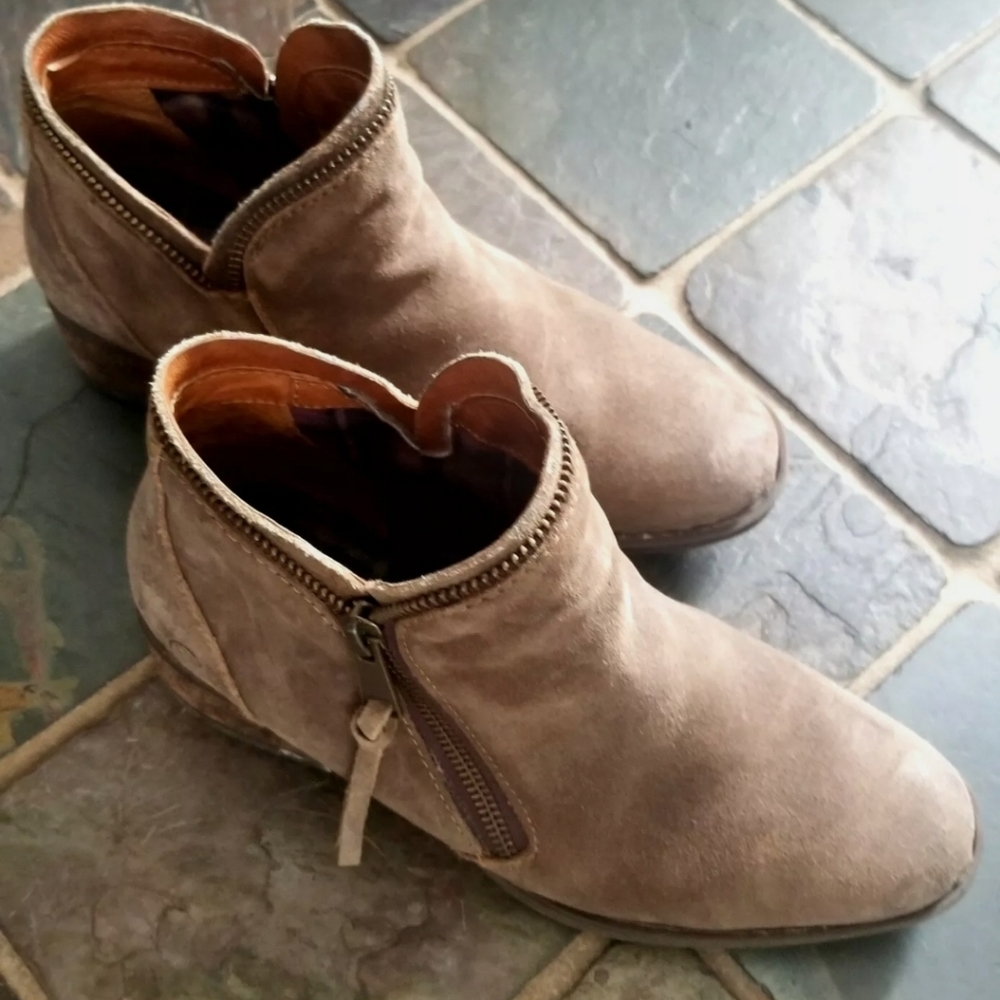 BORN  MONTORO Boots booties leather Distressed Taupe/brown size 7.5 EUC